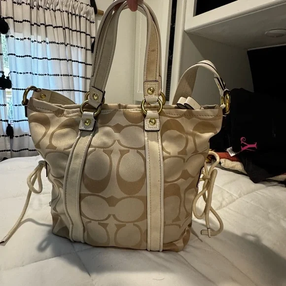 Coach Bucket Style Signature logo with Heart Accents - Picture 15 of 15